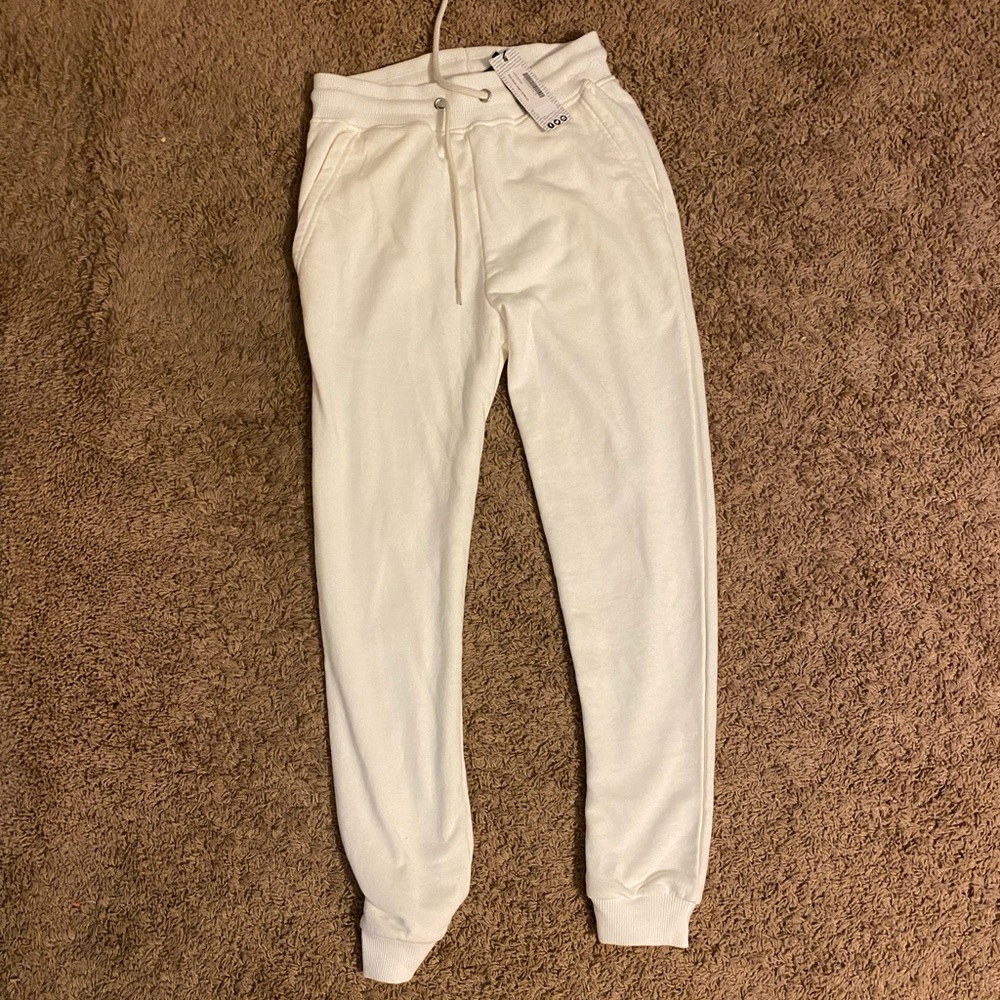 White boohoo joggers